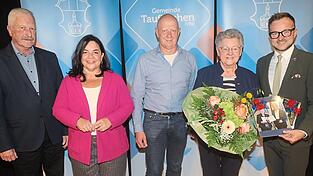 Mariani Maier bei der Ehrung im Bürgerhaus Hofkirchen - umgeben von Bürgermeister Stefan Haberl, Landrat Martin Bayerstorfer und zahlreichen Gästen, die ihr mit Standing Ovations danken.