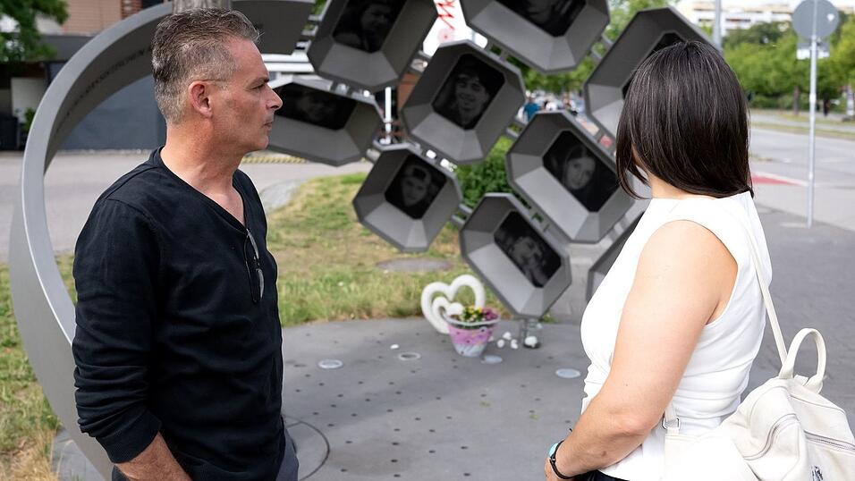 Sibel (r) und Hasan (l) Leyla haben bei dem rassistischen Anschlag ihren Sohn Can verloren. Sibel (r) und Hasan (l) Leyla haben bei dem rassistischen Anschlag ihren Sohn Can verloren.