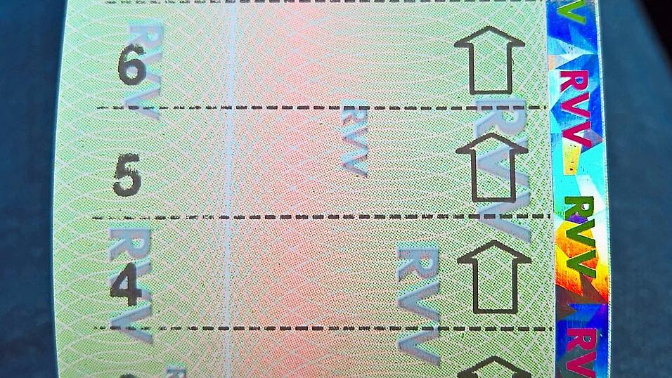 Fahrgäste auf der Schiene zwischen Neustadt und Sinzing können ab dem 1. Januar 2027 wieder ein günstigeres RVV-Ticket lösen. Fahrgäste auf der Schiene zwischen Neustadt und Sinzing können ab dem 1. Januar 2027 wieder ein günstigeres RVV-Ticket lösen.