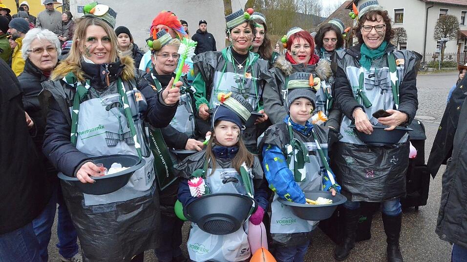 Mit dem großartigen 67. Faschingszug und einem anschließenden 'Narrentreiben' nahm am Faschingsdienstag der Fasching 2017 in Sarching ein glanzvolles Ende. Und was dabei alle 'narrisch' freute, das Wetter spielte doch noch mit; denn während des Zuges war es regenfrei; erst zum Ende regnete es! Mit dem großartigen 67. Faschingszug und einem anschließenden 'Narrentreiben' nahm am Faschingsdienstag der Fasching 2017 in Sarching ein glanzvolles Ende. Und was dabei alle 'narrisch' freute, das Wetter spielte doch noch mit; denn während des Zuges war es regenfrei; erst zum Ende regnete es!