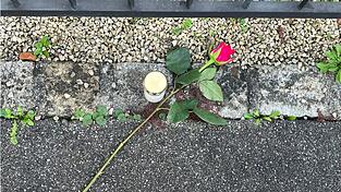 Nach der Bluttat im oberbayerischen Weilheim liegen eine Rose und eine Kerze vor der Gartent&uuml;r eines Wohnhauses.