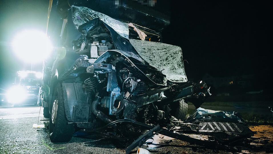 Die Einsatzkräfte mussten am Freitagmorgen zu einem schweren Unfall auf der B299 ausrücken. Die Einsatzkräfte mussten am Freitagmorgen zu einem schweren Unfall auf der B299 ausrücken.