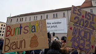 In Augsburg demonstrierten Menschen für Demokratie.