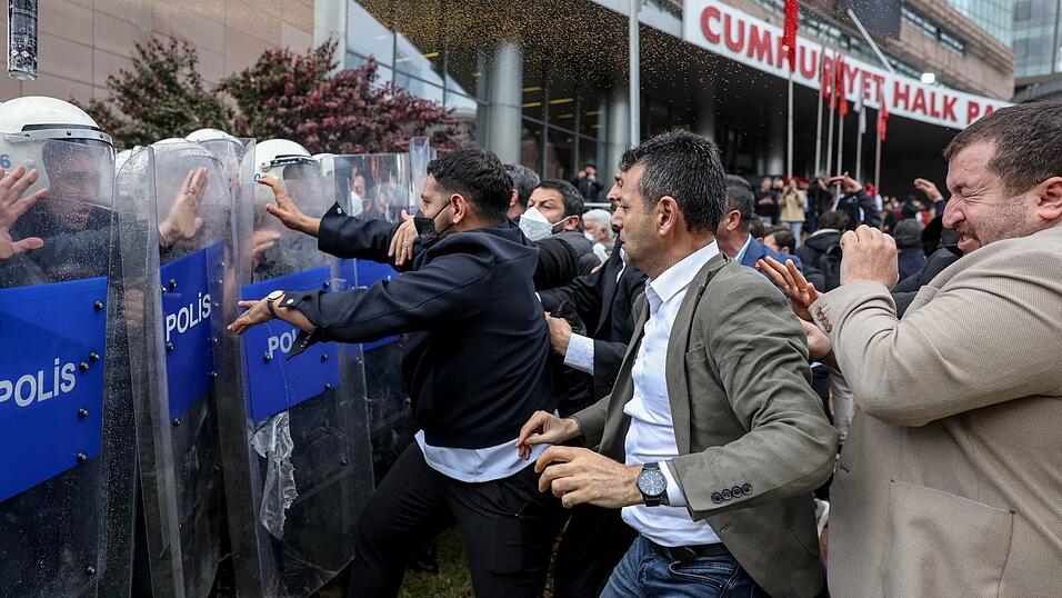 Die Polizei stürmte die Zentrale der Opposition in Ankara Die Polizei stürmte die Zentrale der Opposition in Ankara
