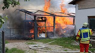 Beim Eintreffen der ersten Einsatzkräfte stehen die beiden Lagerhallen in Vollbrand. Insgesamt sind rund 180 Feuerwehrleute aus dem gesamten Umkreis eingesetzt. Das BRK ist mit zwei Rettungswagen und der Einsatzverpflegung vor Ort. 