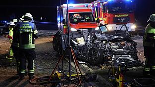 Die Feuerwehr befreit eine eingeklemmte Frau aus dem Seat. Die Feuerwehr befreit eine eingeklemmte Frau aus dem Seat.