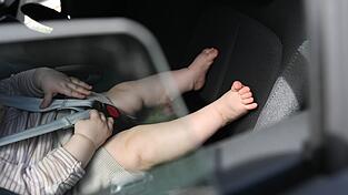 Ein S&auml;ugling wurde in Hamminkeln aus einem &uuml;berhitzten Auto gerettet. (Symbolbild)