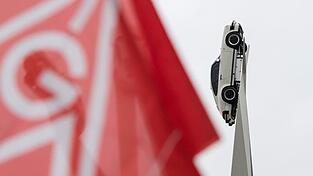 Eine Fahne der IG Metall weht bei einem Warnstreik. Foto: Sebastian Gollnow/dpa/Archivbild