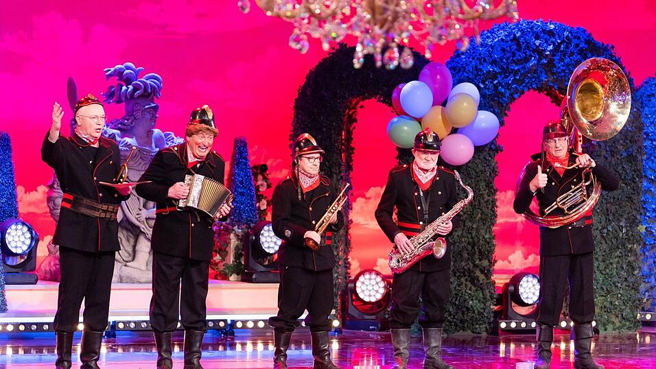 Die Comedians Heißmann (2.v.l) und Rassau (l) treten bei der Aufzeichnung der Sendung 'Fastnacht in Franken 2022' auf und geben eine Hommage an die 'Altneihauser Feierwehrkapell'n'. Die Comedians Heißmann (2.v.l) und Rassau (l) treten bei der Aufzeichnung der Sendung 'Fastnacht in Franken 2022' auf und geben eine Hommage an die 'Altneihauser Feierwehrkapell'n'.