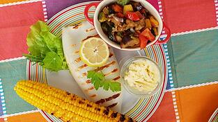 So lecker schmeckt Sizilien! Gefüllte Tintenfischtuben, Maiskolben mit Chili-Butter und 5-Elemente-Caponata. Bei diesem Genuss wird einem automatisch warm ums Herz.