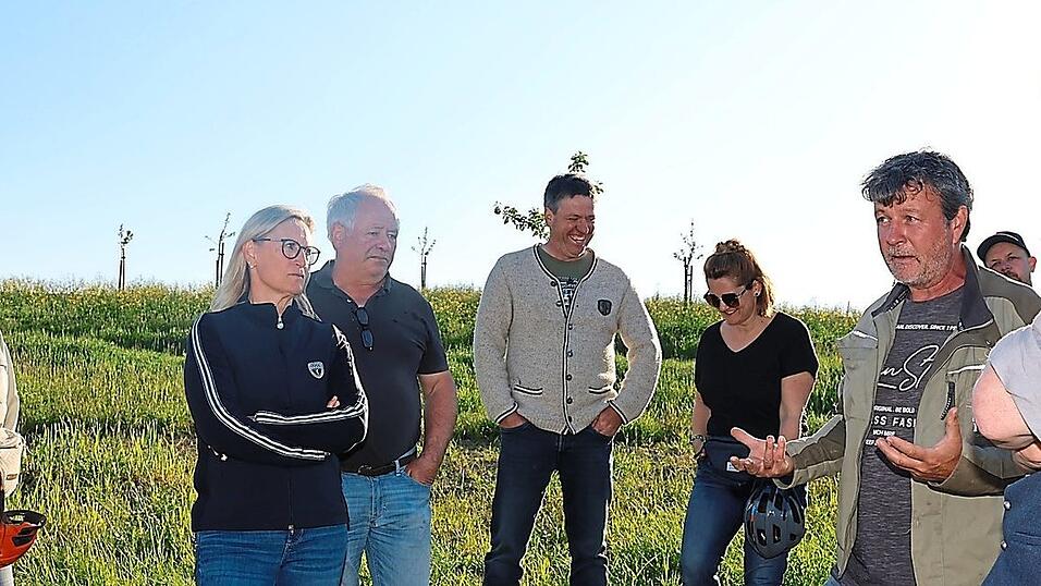 Die Streuobstwiese bei Haslreuth begutachteten B&uuml;rgermeister Michael Hobmaier (v.r.)Stefan Heim, und die Gemeinder&auml;te.