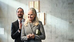Halten zusammen: Kronprinzessin Mette-Marit (r) und Kronprinz Haakon (l). (Archivbild)