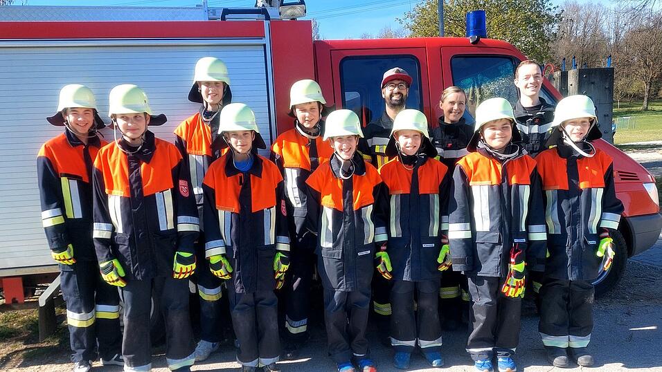 Schnell und sauber gearbeitet haben: Leopold Kampfl (v. l.), Noel Bauer, Maximilian Forster, Sebastian Krieger, Benedikt Apfelb&ouml;ck, Alexander Hechtl, Paul Apfelb&ouml;ck und Korbinian Apfelb&ouml;ck mit den Jugendwarten Josef K&uuml;hbeck (v. r.), Martina Kampfl und Florian Stinglhammer