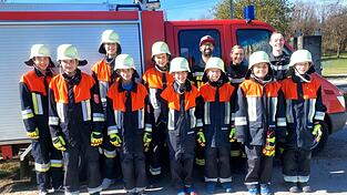 Schnell und sauber gearbeitet haben: Leopold Kampfl (v. l.), Noel Bauer, Maximilian Forster, Sebastian Krieger, Benedikt Apfelb&ouml;ck, Alexander Hechtl, Paul Apfelb&ouml;ck und Korbinian Apfelb&ouml;ck mit den Jugendwarten Josef K&uuml;hbeck (v. r.), Martina Kampfl und Florian Stinglhammer