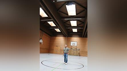 &bdquo;Und hier regnet&rsquo;s rein&ldquo;: Markus Lemberger, Schulleiter der Mittelschule Viechtach, ist froh, dass die Turnhalle nun generalsaniert wird.