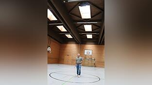 „Und hier regnet’s rein“: Markus Lemberger, Schulleiter der Mittelschule Viechtach, ist froh, dass die Turnhalle nun generalsaniert wird. „Und hier regnet’s rein“: Markus Lemberger, Schulleiter der Mittelschule Viechtach, ist froh, dass die Turnhalle nun generalsaniert wird.