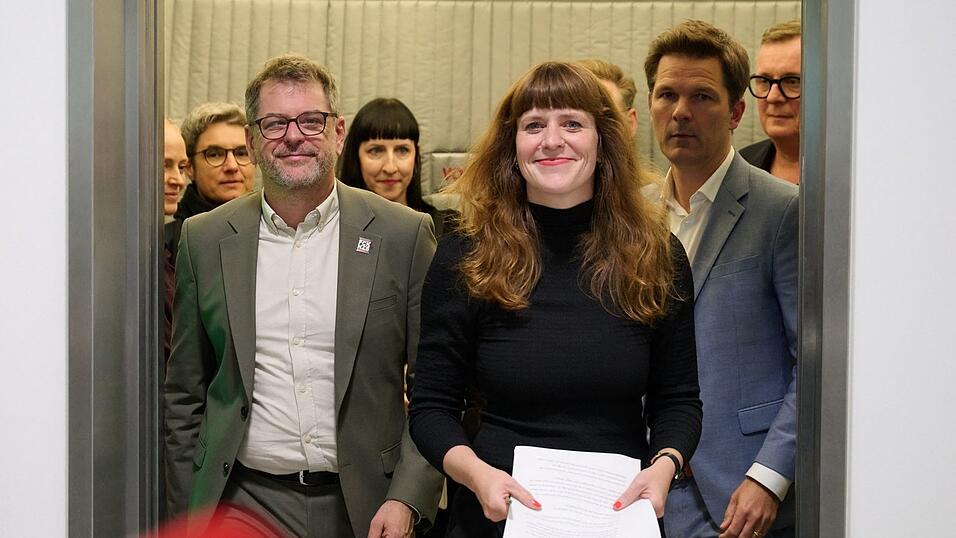 F&uuml;r Linke, Gr&uuml;ne und SPD - hier Spitzenpolitiker der drei Parteien auf dem Weg zu einem Pressestatement - ist der Weg zu einer Koalition in Berlin noch weit. (Archivbild)