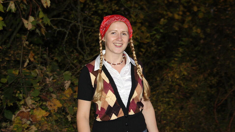 Inga als 'Rot-Z&ouml;pfchen' beim Gruseldreh im finsteren Steinacher Wald. (Foto: Pfeffer)