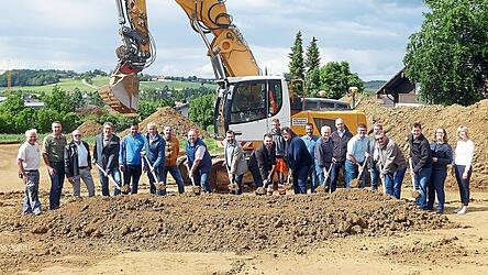 Es geht los: Mit dem obligatorischen Spatenstich wurde am Mittwoch der Startschuss für das Baugebiet 'Klausen III' in Mengkofen gegeben.