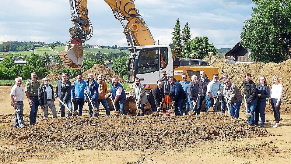 Es geht los: Mit dem obligatorischen Spatenstich wurde am Mittwoch der Startschuss für das Baugebiet 'Klausen III' in Mengkofen gegeben. Es geht los: Mit dem obligatorischen Spatenstich wurde am Mittwoch der Startschuss für das Baugebiet 'Klausen III' in Mengkofen gegeben.