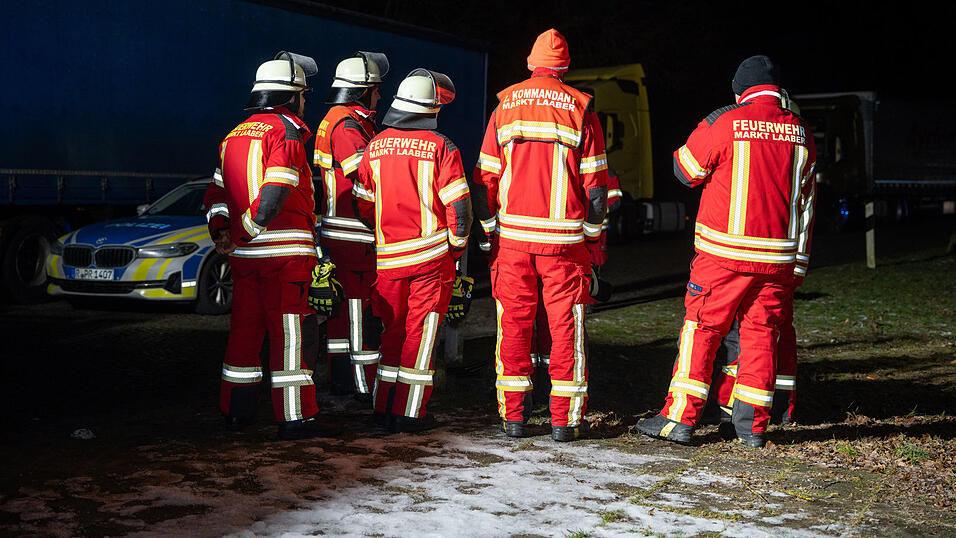Auf einem Rastplatz bei Beratzhausen hat sich ein Auto überschlagen.