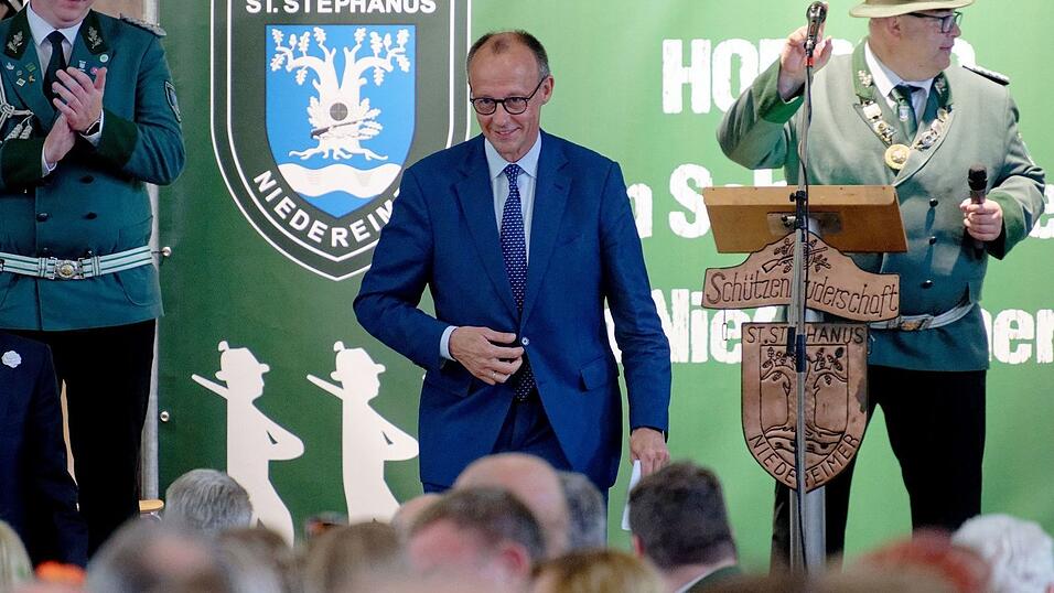 Friedrich Merz ist Mitglied im Schützenverein und am Sonntag besonderer Gast beim diesjährigen Schützenfest in Arnsberg-Niedereimer. Friedrich Merz ist Mitglied im Schützenverein und am Sonntag besonderer Gast beim diesjährigen Schützenfest in Arnsberg-Niedereimer.