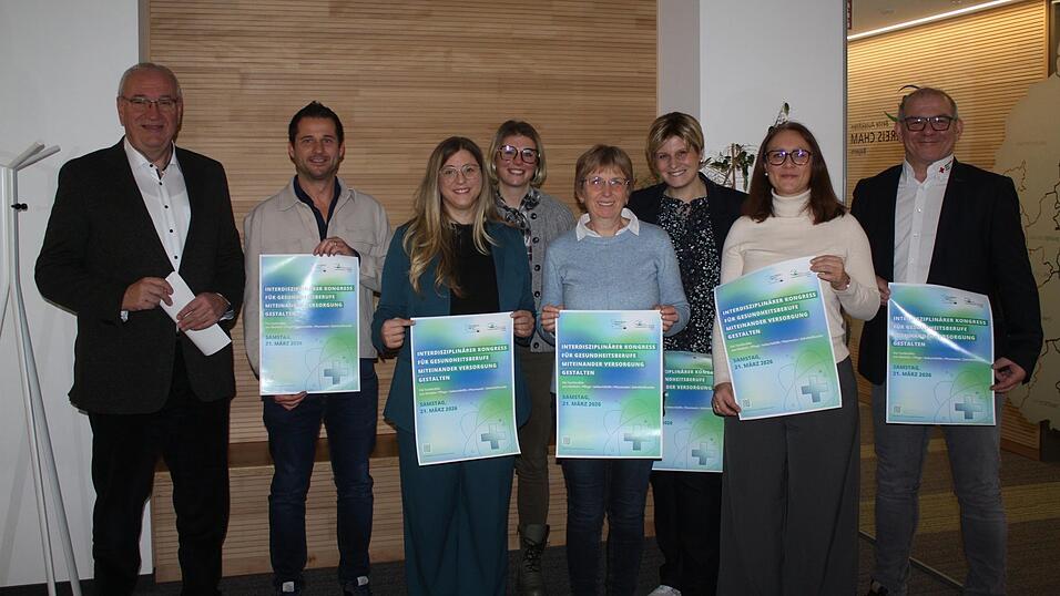 Landrat Franz L&ouml;ffler (links) und Organisatorin Eva Liedtke (Vierte von links) zusammen mit den Vertretern der Arbeitsgruppen: Alexander P&ouml;schl f&uuml;r die Apotheker, Stefanie Reitinger f&uuml;r die Pflege, Anneliese Schmuderer von der Volkshochschule f&uuml;r die Pflege, Veronika Raith von der Koordinierungsstelle Pflege, Daniela Lemberger f&uuml;r die Hebammen und Manfred Maurer f&uuml;r den Rettungsdienst (von links).