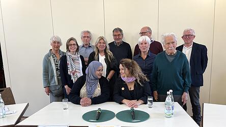 Laila Al-Sheikh (vorne links) aus Pal&auml;stina und Michal Halev (vorne rechts) aus Israel sehen sich als Vertreterinnen aller Eltern, die geliebte Angeh&ouml;rige durch Gewalt, Krieg und Terror verloren haben. Auf ihrer einw&ouml;chigen Vortragsreise durch Deutschland waren sie auf Initiative von Helga Hanusa und ihrem Mann Ernst Grube (Zweite und Dritter von rechts stehend) sowie zahlreicher Kooperationspartner auch in Regensburg.