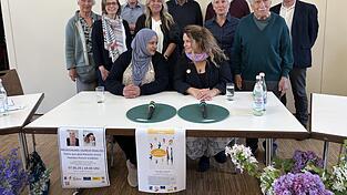 Laila Al-Sheikh (vorne links) aus Pal&auml;stina und Michal Halev (vorne rechts) aus Israel sehen sich als Vertreterinnen aller Eltern, die geliebte Angeh&ouml;rige durch Gewalt, Krieg und Terror verloren haben. Auf ihrer einw&ouml;chigen Vortragsreise durch Deutschland waren sie auf Initiative von Helga Hanusa und ihrem Mann Ernst Grube (Zweite und Dritter von rechts stehend) sowie zahlreicher Kooperationspartner auch in Regensburg.