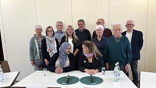 Laila Al-Sheikh (vorne links) aus Palästina und Michal Halev (vorne rechts) aus Israel sehen sich als Vertreterinnen aller Eltern, die geliebte Angehörige durch Gewalt, Krieg und Terror verloren haben. Auf ihrer einwöchigen Vortragsreise durch Deutschland waren sie auf Initiative von Helga Hanusa und ihrem Mann Ernst Grube (Zweite und Dritter von rechts stehend) sowie zahlreicher Kooperationspartner auch in Regensburg. Laila Al-Sheikh (vorne links) aus Palästina und Michal Halev (vorne rechts) aus Israel sehen sich als Vertreterinnen aller Eltern, die geliebte Angehörige durch Gewalt, Krieg und Terror verloren haben. Auf ihrer einwöchigen Vortragsreise durch Deutschland waren sie auf Initiative von Helga Hanusa und ihrem Mann Ernst Grube (Zweite und Dritter von rechts stehend) sowie zahlreicher Kooperationspartner auch in Regensburg.