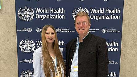 Christina Staudinger und ihr Vater Anton Staudinger bei einem Kongress der Weltgesundheitsorganisation (WHO) in Genf. Die beiden Gesch&auml;ftsf&uuml;hrer der TCM-Klinik in Bad K&ouml;tzting sind bei internationalen Kongressen gefragte Ansprechpartner in Sachen TCM und Lebensstilmedizin.