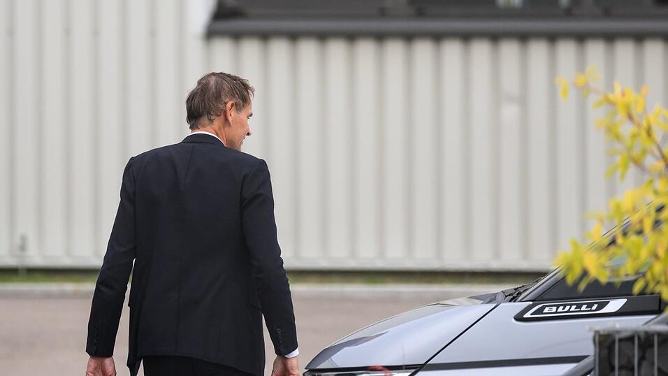 Der VW-Vorstandsvorsitzende Oliver Blume verl&auml;sst nach einer Betriebsversammlung das VW-Werk in Zwickau.