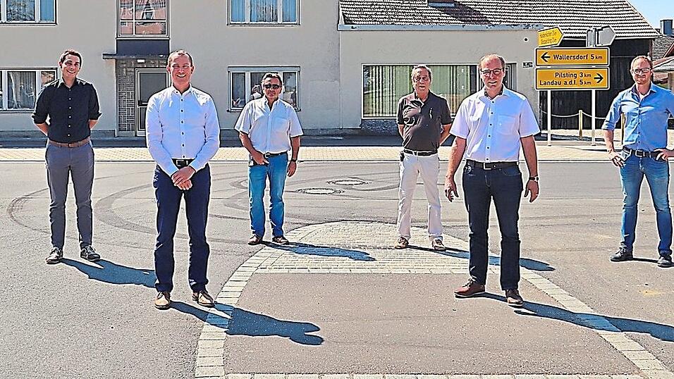 Franz Fraitzl (ALE; v.l.), Marius Bierlein (Staatliches Bauamt (StB), Abteilungsleiter Landkreis Dingolfing-Landau), Baudirektor Robert Bayerstorfer (Staatliches Bauamt, Leiter Bereich Stra&szlig;enbau), Johann Wagensonner (StB, Gebietsinspektor/Projektleiter), Johannes Lichtschl&auml;ger (Gesch&auml;ftsleitender Beamter Markt Pilsting), B&uuml;rgermeister Martin Hiergeist, Josef Niedermeier (Markt Pilsting, Bauamt) und Christoph Hofmeister (Markt Pilsting, Hauptamt).