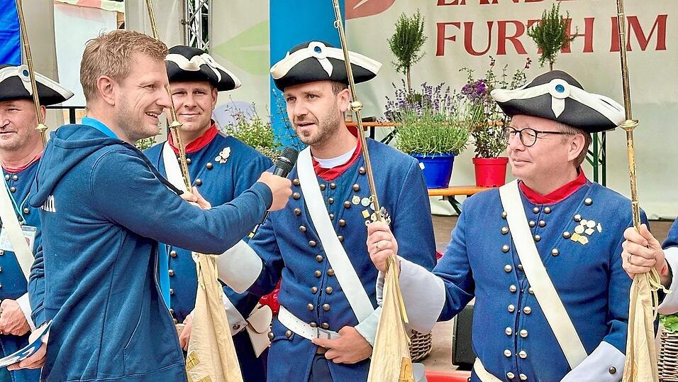 Vorsitzender Tobias Späth (Mitte) stellte sich am Samstag bei der Gartenschau auch den Fragen vom BR-Moderator Florian Kienast. Rechts der langjährige Spielmannszug-Chef Andreas Roder, in dessen Fußstapfen Späth im März getreten ist. Vorsitzender Tobias Späth (Mitte) stellte sich am Samstag bei der Gartenschau auch den Fragen vom BR-Moderator Florian Kienast. Rechts der langjährige Spielmannszug-Chef Andreas Roder, in dessen Fußstapfen Späth im März getreten ist.