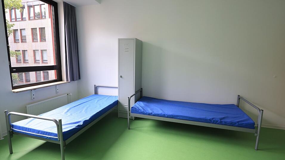 Die rückläufigen Zuwanderungszahlen sind in Bayern weiterhin statistisch nachweisbar - wenn sich der Trend fortsetzt, sollen bald die ersten angemieteten Immobilien für die Unterkunft gekündigt werden. (Symbolbild)