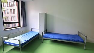 Die rückläufigen Zuwanderungszahlen sind in Bayern weiterhin statistisch nachweisbar - wenn sich der Trend fortsetzt, sollen bald die ersten angemieteten Immobilien für die Unterkunft gekündigt werden. (Symbolbild) Die rückläufigen Zuwanderungszahlen sind in Bayern weiterhin statistisch nachweisbar - wenn sich der Trend fortsetzt, sollen bald die ersten angemieteten Immobilien für die Unterkunft gekündigt werden. (Symbolbild)