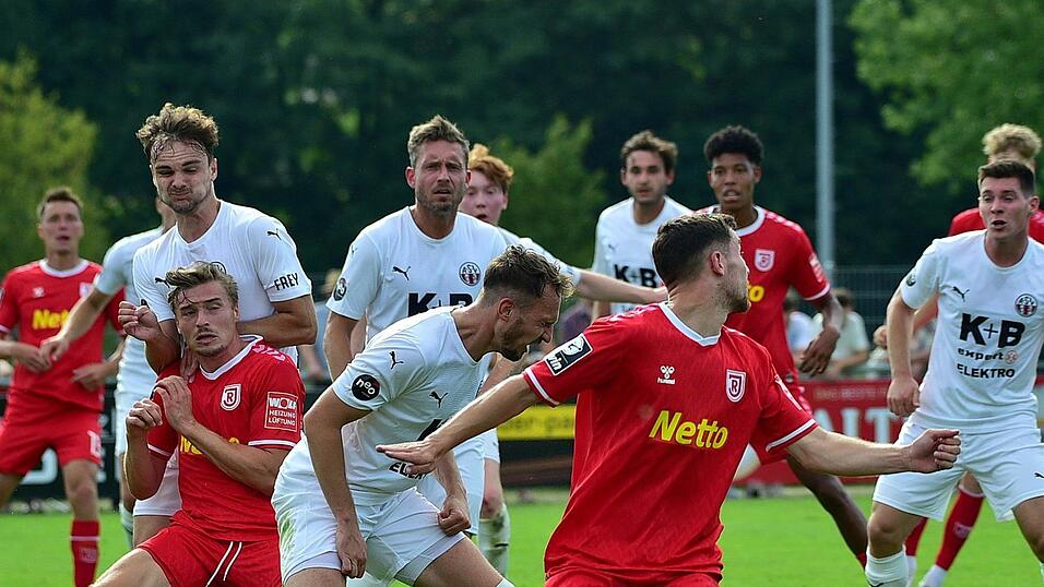 Die Zeit der Testspiele ist vorbei. Mit dem VfB Eichstätt bkommen die Chamer (in Weiß) zum Bayernligaauftakt ein schweres Kaliber vorgesetzt. Die Zeit der Testspiele ist vorbei. Mit dem VfB Eichstätt bkommen die Chamer (in Weiß) zum Bayernligaauftakt ein schweres Kaliber vorgesetzt.