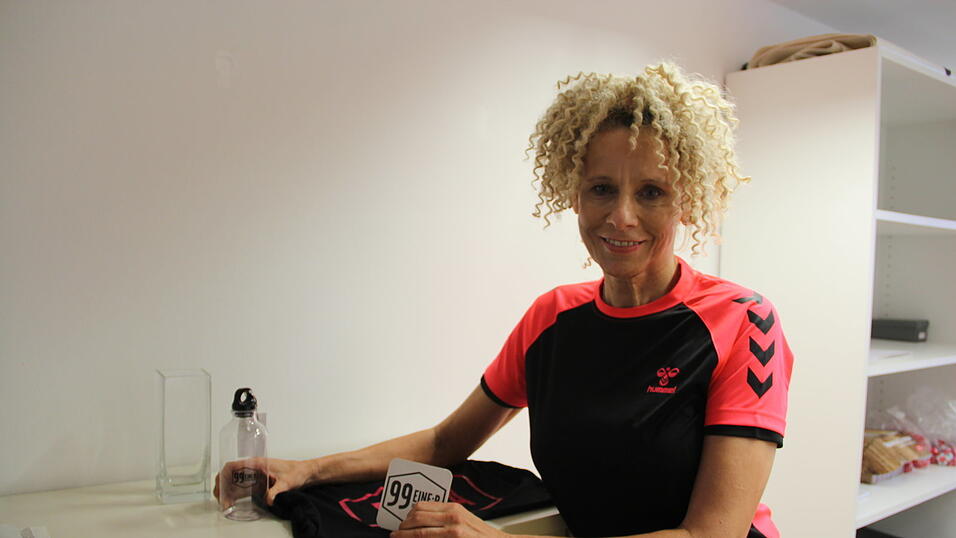 Petra Wimmer aus Wallersdorf hält den Bierdeckel in der Hand, den sie in der Show möglichst weit werfen musste. Petra Wimmer aus Wallersdorf hält den Bierdeckel in der Hand, den sie in der Show möglichst weit werfen musste.