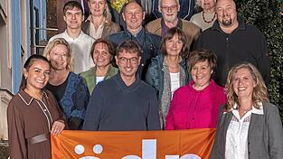 Die Kandidierenden der ÖDP-Stadtratsliste mit Bürgermeisterkandidatin Annette Setzensack (vorne rechts) und den Spitzenkandidaten Gamze Caglar, Georg Neumeier und Anne Rottengruber (1. Reihe, von links).