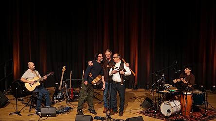 Christian Maier stellte sein neues Programm &bdquo;Schokoladenseit&acute;n&ldquo; vor und hatte musikalische Unterst&uuml;tzung von zwei langj&auml;hrigen Freunden.