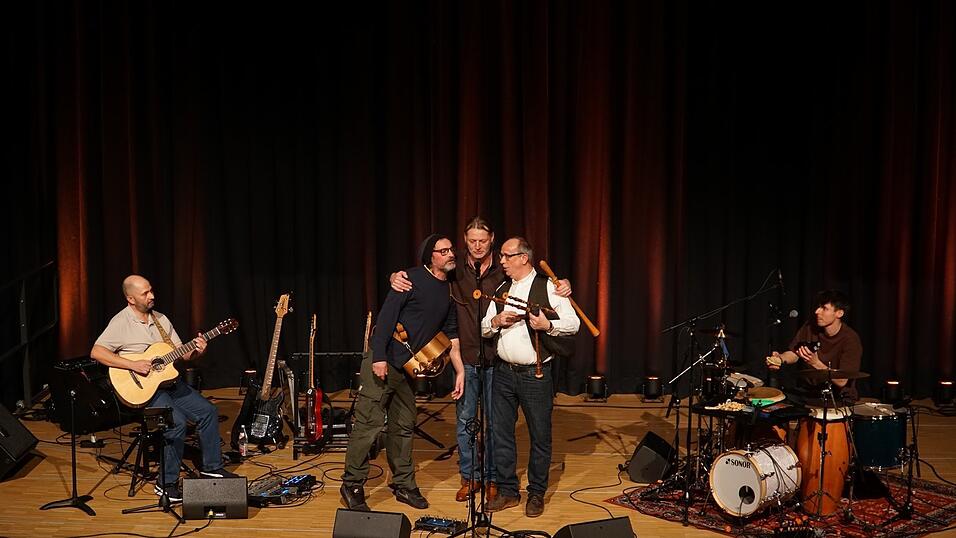 Christian Maier stellte sein neues Programm &bdquo;Schokoladenseit&acute;n&ldquo; vor und hatte musikalische Unterst&uuml;tzung von zwei langj&auml;hrigen Freunden.