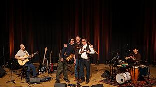 Christian Maier stellte sein neues Programm &bdquo;Schokoladenseit&acute;n&ldquo; vor und hatte musikalische Unterst&uuml;tzung von zwei langj&auml;hrigen Freunden.