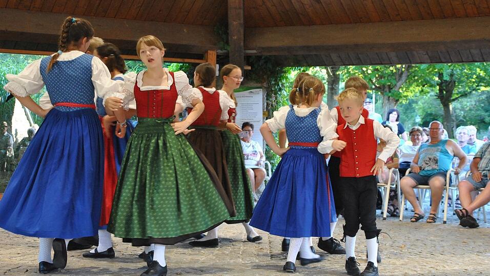 Die Kinder-/Jugendtanzgruppe war mit gro&szlig;em Eifer bei der Sache.