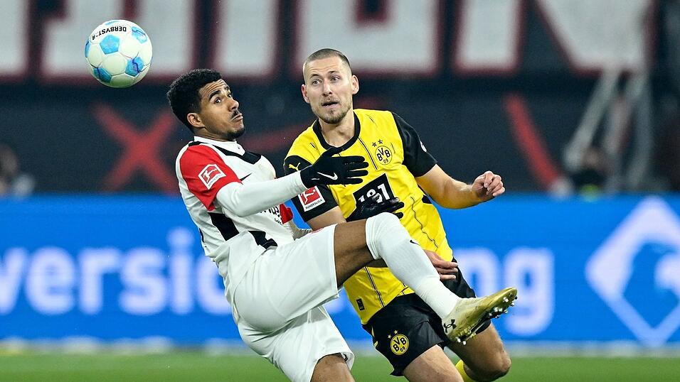Knauff und Anton im Kampf um den Ball.