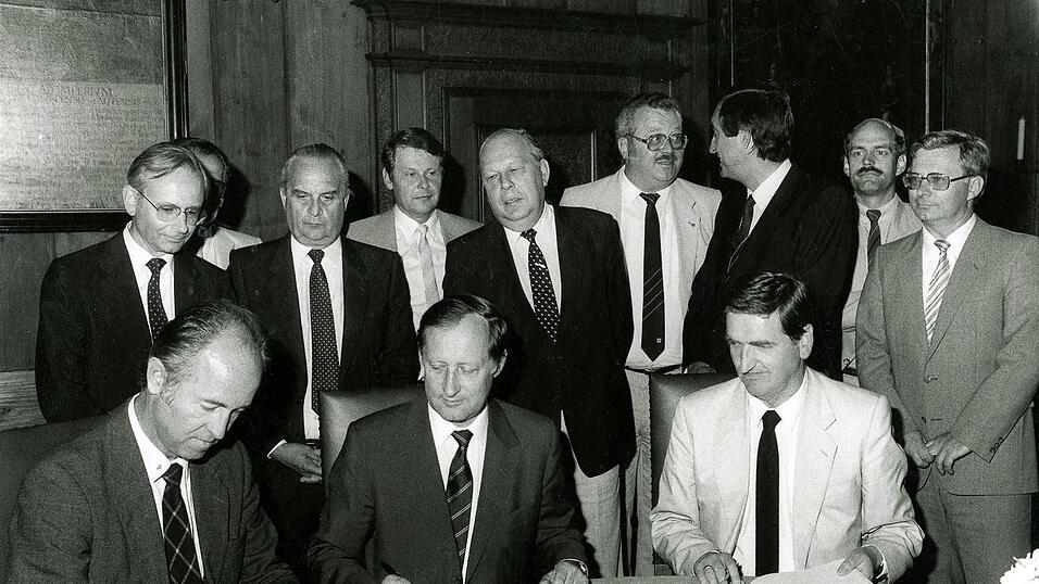 Vertragsunterzeichnung für das BMW-Werk Regensburg am 23. Juli 1983 mit dem damaligen Vorstandsvorsitzenden Eberhard von Kuenheim und Technikvorstand Hans Koch. Vertragsunterzeichnung für das BMW-Werk Regensburg am 23. Juli 1983 mit dem damaligen Vorstandsvorsitzenden Eberhard von Kuenheim und Technikvorstand Hans Koch.