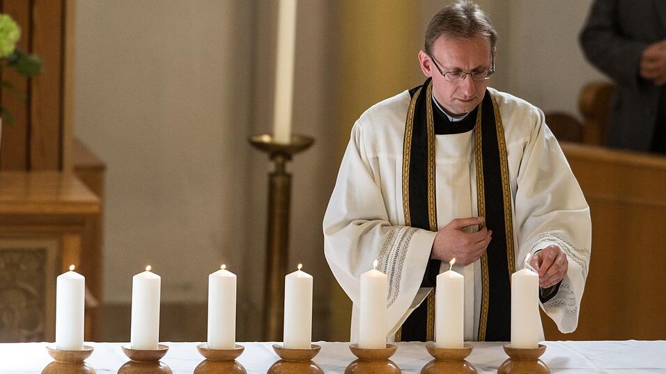 Franz Haringer, Stadtpfarrer von Simbach, z&uuml;ndet am 17. Juni 2016 in der Stadtpfarrkirche St. Marien in Simbach w&auml;hrend dem Gedenkgottesdienst Kerzen f&uuml;r die Opfer der Flutkatastrophe an. F&uuml;r Opfer und Helfer der &Uuml;berschwemmung wurde mit einem &ouml;kumenischen Gottesdienst gedacht.