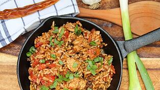 Chicken Jambalaya kommt aus der Cajun-Küche der US-Südstaaten - das Gericht gelingt aber auch als vegetarische Alternative.