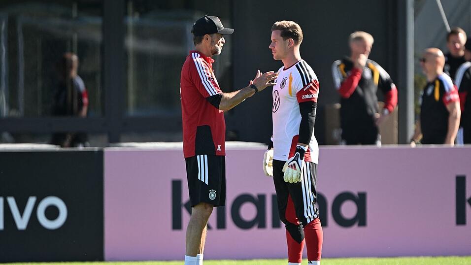 Kurzes Gespräch auf dem Trainingsplatz zwischen Chef Klopp und Torwart ter Stegen. Kurzes Gespräch auf dem Trainingsplatz zwischen Chef Klopp und Torwart ter Stegen.