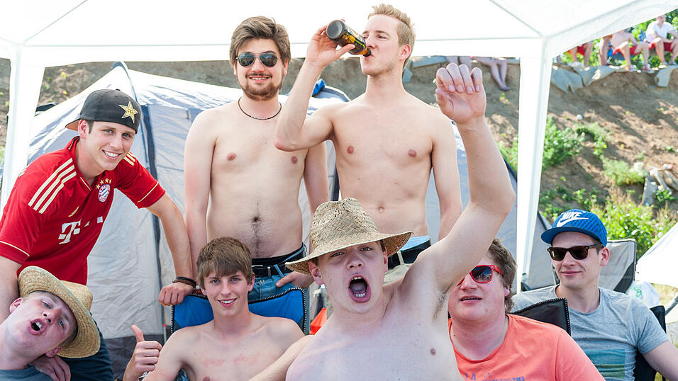 Ein Streifzug durch das Campinggelände: Trotz heißer Temperaturen sind die Festivalbesucher bestens gelaunt. (Foto: Susanne Raith) Ein Streifzug durch das Campinggelände: Trotz heißer Temperaturen sind die Festivalbesucher bestens gelaunt. (Foto: Susanne Raith)