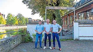 Mit diesem Bild wurde das Ende der Seniorenresidenz-Planung verk&uuml;ndet: zweiter B&uuml;rgermeister Thomas Haslinger, Michael Hanke (Ludmilla Wohnbau) und CSU-Fraktionsvorsitzender Thomas K&uuml;ffner (von links).